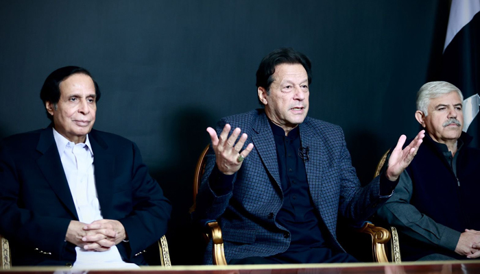 PTI Chairman Imran Khan (centre) addresses supporters while seated alongside CM Punjab Chaudhry Parvez Elahi (left) and KP CM Mahmood Khan. — Twitter/@PTIofficial