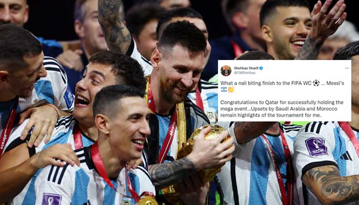 ارجنٹائن کے لیونل میسی نے 18 دسمبر 2022 کو ورلڈ کپ جیتنے کا جشن ٹرافی کے ساتھ منایا۔ — رائٹرز