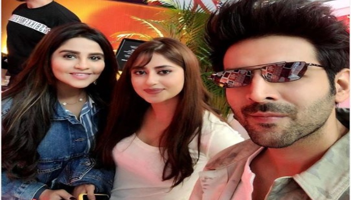 Sajal Aly and Sana Shahnawaz pose with Kartik Aaryan