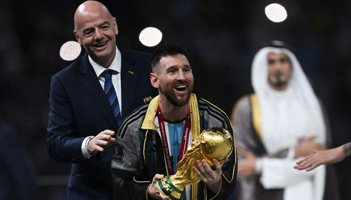 Messi menerima trofi dari presiden FIFA Gianni Infantino saat penyerahan trofi.— Reuters