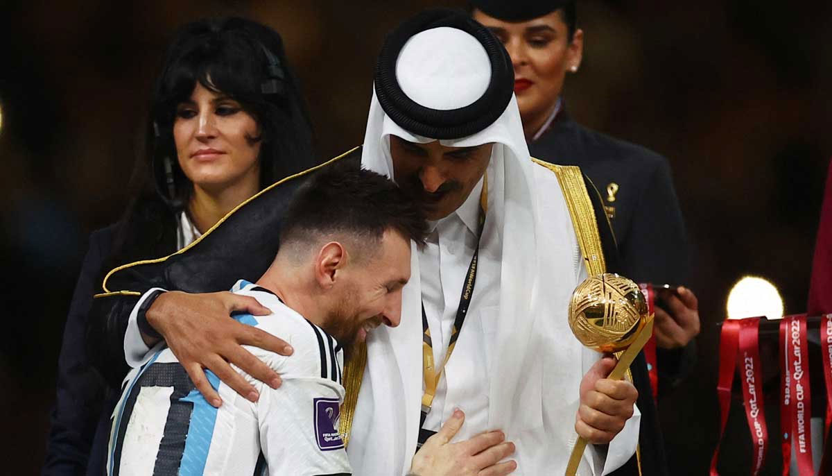 Lionel Messi dari Argentina diberikan penghargaan Bola Emas oleh Emir Qatar Sheikh Tamim bin Hamad Al Thani.  — Reuters