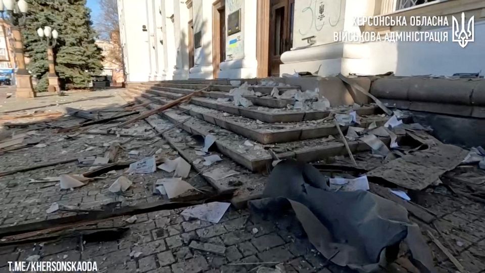 Pemandangan kerusakan di Svobody Square setelah gedung Administrasi Negara Regional Kherson yang terkenal dilaporkan terkena tembakan roket oleh Rusia di tengah invasi mereka yang sedang berlangsung di Kherson, Ukraina dalam gambar diam dari video yang dirilis 14 Desember 2022.— Reuters