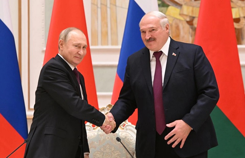 Presiden Rusia Vladimir Putin berjabat tangan dengan Presiden Belarusia Alexander Lukashenko selama konferensi pers setelah pertemuan mereka di Minsk, Belarus 19 Desember 2022.— Reuters