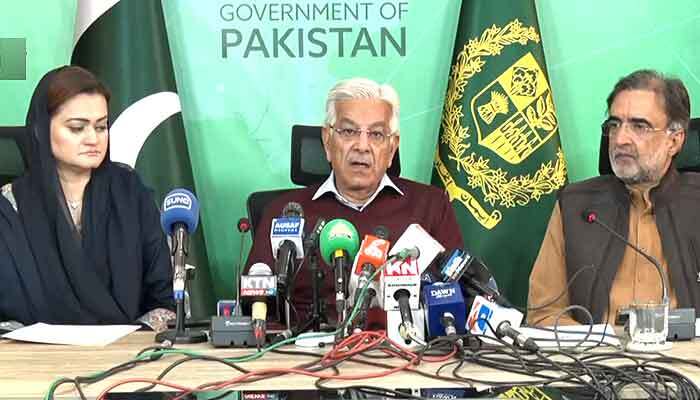 Information Minister Marriyum Aurangzeb, Defence Minister Khawaja Asif and Adviser to PM Qamar Zaman Kaira addressing a press conference after the federal cabinet meeting. — Screengrab/PTV