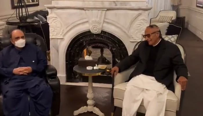 PML-Q chief Chaudhry Shujaat (right) meetsPPP Co-chairperson Asif Ali Zardari in Lahore on December 20, 2022. — Twitter/MediaCellPPP