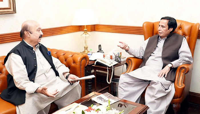 Punjab Chief Minister Chaudhary Parvez Elahi meets Punjab Assembly Speaker Sibtain Khan in Lahore on October 3, 2022. — PPI