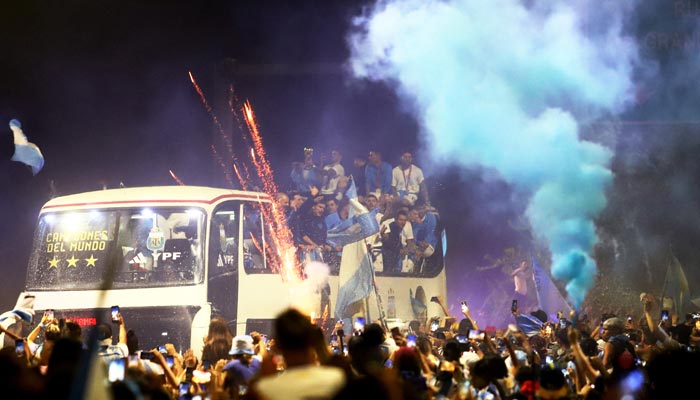   Fans berkumpul di luar Markas Besar Asosiasi Sepak Bola Argentina saat bus tim Argentina tiba.  — Reuters