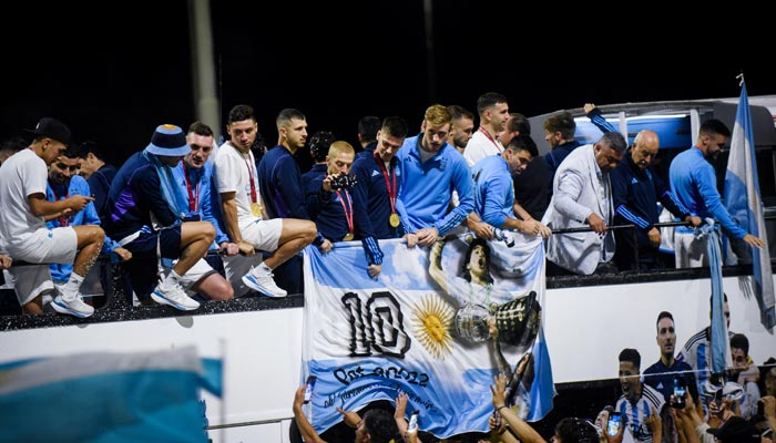 Claudio Tapia, presiden Asosiasi Sepak Bola Argentina terlihat bersama para pemain di bus atap terbuka saat tiba di luar Markas Besar Asosiasi Sepak Bola Argentina.  — Reuters