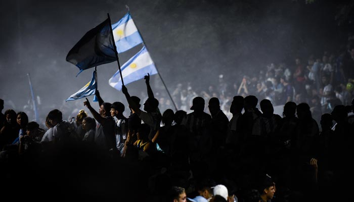 Fans berkumpul di luar Markas Besar Asosiasi Sepak Bola Argentina menjelang kedatangan bus tim Argentina.  — Reuters