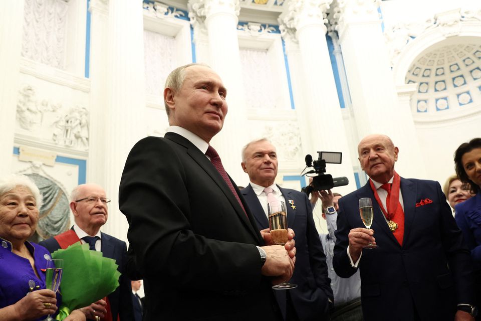 روسی صدر ولادیمیر پوتن 20 دسمبر 2022 کو ماسکو، روس میں کریملن میں ایک تقریب کے بعد روسی ریاستی ایوارڈز کے اعزازی افراد کے ساتھ ٹوسٹ کر رہے ہیں۔— رائٹرز
