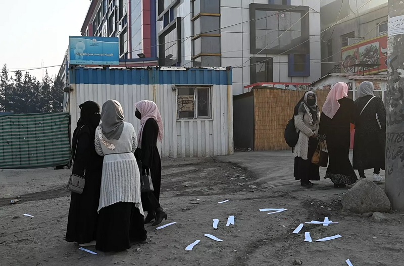 طالب علموں کے گروپ یونیورسٹی کے داخلی راستوں کے باہر جمع ہوئے تاکہ طالبان کی جانب سے ان کی مزید تعلیم پر پابندی پر بات چیت کی جا سکے۔— اے ایف پی