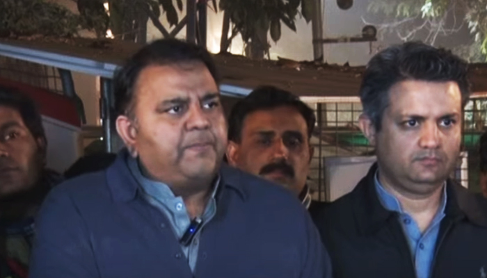 پی ٹی آئی کے سینئر نائب صدر فواد چوہدری (بائیں) 21 دسمبر 2022 کو لاہور میں پارٹی کے فوکل پرسن برائے اکانومی حماد اظہر کے ساتھ ایک پریس کانفرنس سے خطاب کر رہے ہیں۔ — YouTube/HumNewsLive