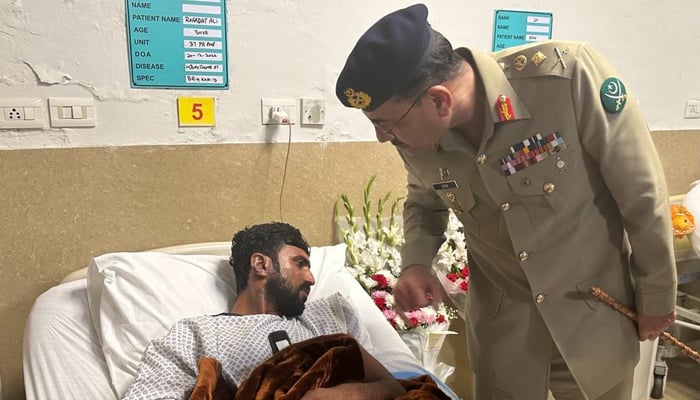 Chief of Army Staff (COAS) General Asim Munir inquires about the well-being of a soldier injured during the Bannu operation at the CMH in Rawalpindi on December 21, 2022. — ISPR
