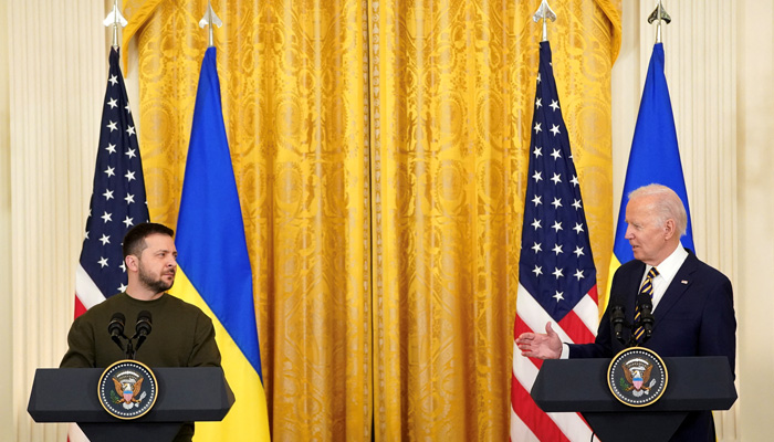امریکی صدر جو بائیڈن 21 دسمبر 2022 کو واشنگٹن میں وائٹ ہاؤس کے مشرقی کمرے میں یوکرین کے صدر ولادیمیر زیلنسکی کے ساتھ مشترکہ نیوز کانفرنس کے دوران گفتگو کر رہے ہیں۔ رائٹرز