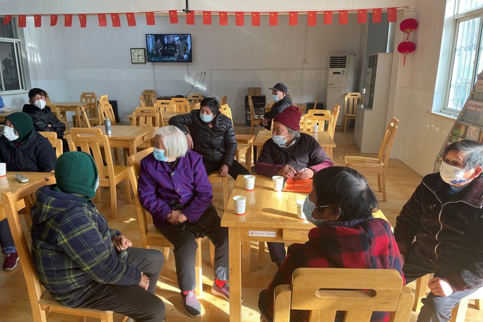 21 دسمبر 2022 کو چین کے شنگھائی کے مضافات میں واقع ژونگمین گاؤں میں حکومت کے زیرِ اہتمام ویکسینیشن سنٹر کے دورے کے دوران، بزرگ باشندے کورونا وائرس کی بیماری (COVID-19) کے خلاف ویکسین کی خوراک حاصل کرنے کے بعد انتظار کر رہے ہیں۔— رائٹرز