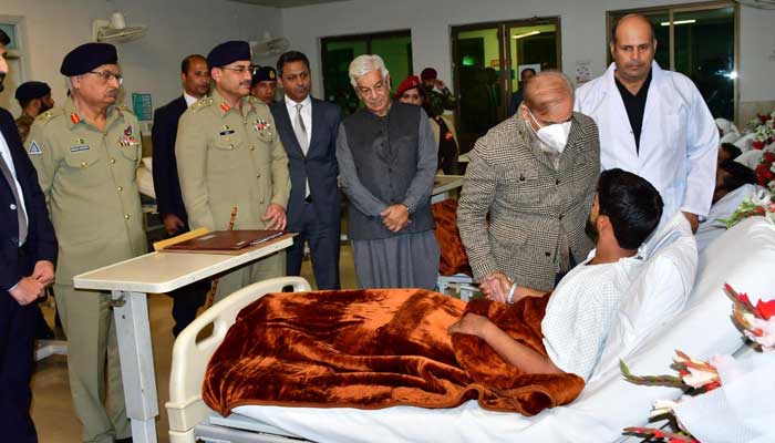 PM mengunjungi tentara yang terluka, memuji keberanian atas keberhasilan operasi Bannu