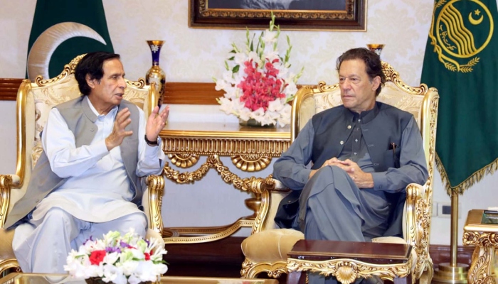 Chief Minister Punjab Chaudhry Parvez Elahi exchanges views with Pakistan Tehreek-e-Insaf (PTI) Chairman Imran Khan during a meeting held at CM Office in Lahore on September 26, 2022. — PPI