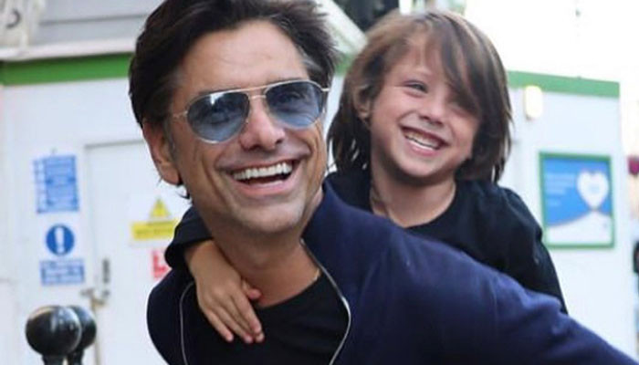 Gwiazda „Pełnej chaty”, John Stamos, serwuje dania w świątecznych planach z przedszkolakami Gwiazda „Pełnej chaty”, John Stamos, serwuje dania w świątecznych planach z przedszkolakami