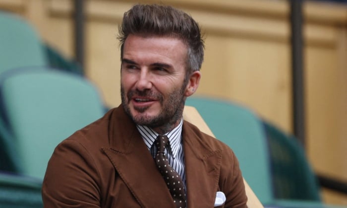 Penampilan ala koboi David Beckham saat ia menggoda ‘serial TV favorit barunya’