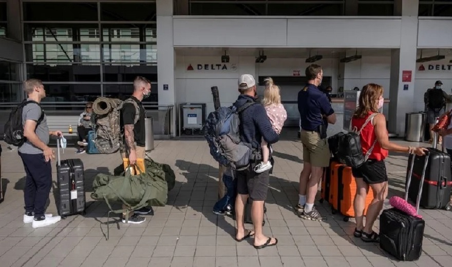 Travellers wait in line at Detroit Metropolitan Wayne County Airport, as domestic travel picks up as coronavirus disease (COVID-19) case numbers drop, in Detroit, Michigan, US June 12, 2021.— Reuters