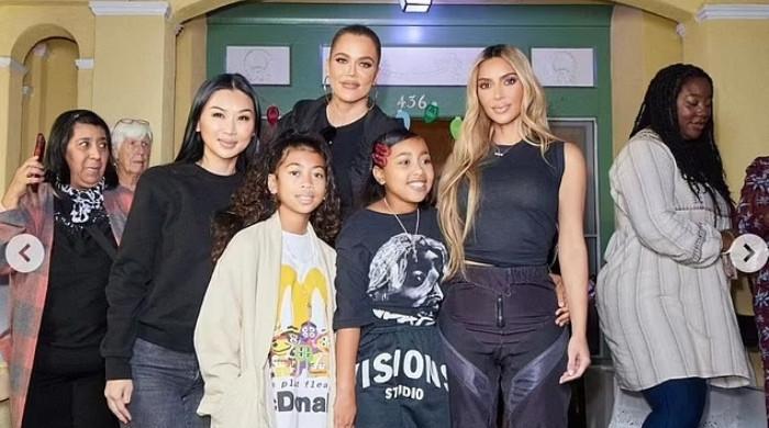 Kim Kardashian and sister Khloe hand out festive gifts to homeless ...