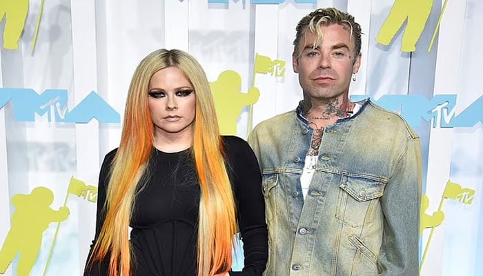 Avril Lavigne is all smiles as she enjoys The Smile concert with fiancé Mod Sun