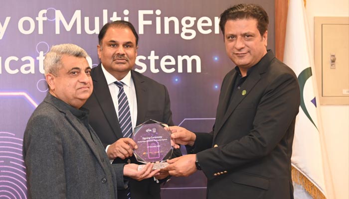 PTA Chairman Major General (retd) Amir Azeem Bajwa (R), PTA Member (Compliance & Enforcement) Dr Khawar Siddique Khokhar and Muhammad Tariq Malik at the signing ceremony of the Multi Finger Biometric Verification System at PTA headquarters in Islamabad on December 23, 2022.