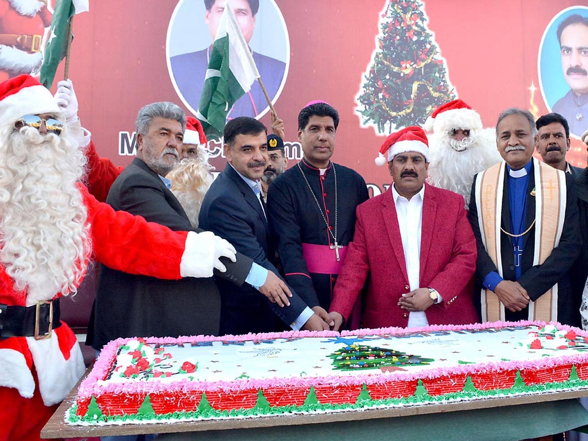 Inspector General of Frontier Corps Balochistan (North) Maj Gen Chaudhry Amir Ajmal, Bishop Khalid Rehmat, Shehzad Kundan and others cutting Christmas cake in Quetta. — INP