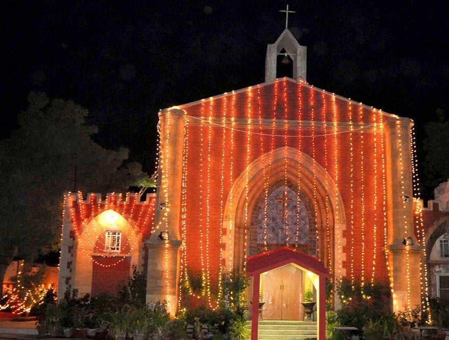 24 دسمبر 2022 کو حیدرآباد میں کرسمس ڈے کے سلسلے میں چرچ کی عمارت کا ایک روشن منظر۔ - PPI