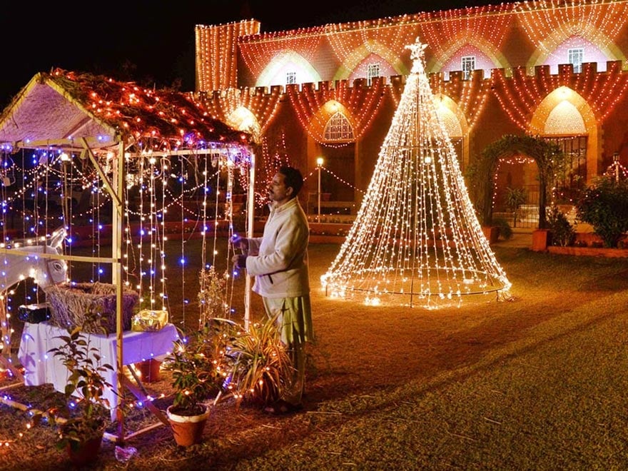 23 دسمبر 2022 کو اسلام آباد میں کرسمس کی تقریبات کے سلسلے میں سول لائن میں سینٹ تھامس چرچ کا ایک روشن منظر۔ - اے پی پی