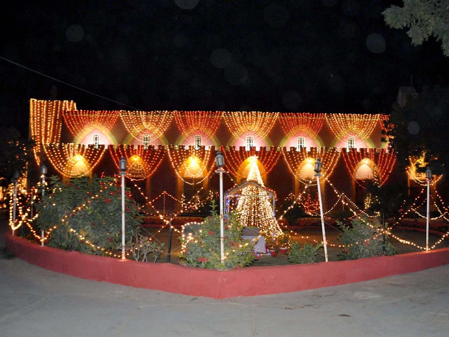 24 دسمبر 2022 کو حیدرآباد میں کرسمس ڈے کے سلسلے میں چرچ کی عمارت کا ایک روشن منظر۔ - PPI