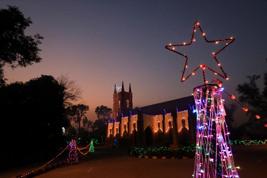 22 دسمبر 2022 کو پشاور، پاکستان میں کرسمس کی تقریبات سے قبل سینٹ جان کیتھیڈرل چرچ روشنیوں سے منور ہے۔ — رائٹرز