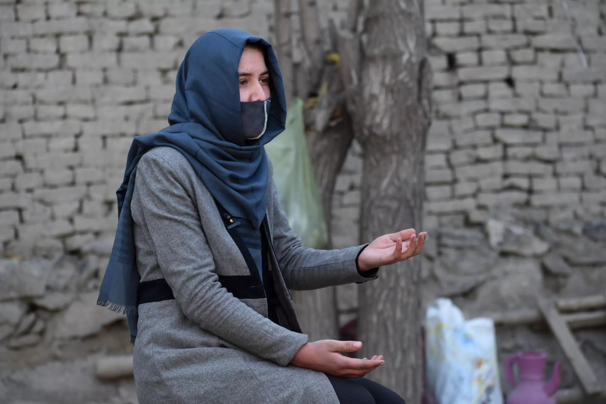 مروا کہتی ہیں کہ نئی پابندیوں کے ساتھ، افغانستان میں خواتین کے ساتھ جانوروں سے بھی بدتر سلوک کیا جا رہا ہے، جو خود نقل و حرکت کرنے کے لیے آزاد ہیں۔— اے ایف پی