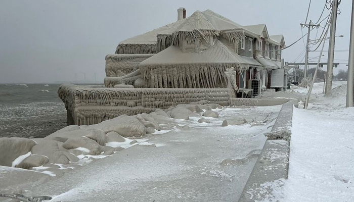 ہوکس ریستوراں جھیل ایری لہروں کے اسپرے سے برف میں ڈھکا ہوا ہے - REUTERS