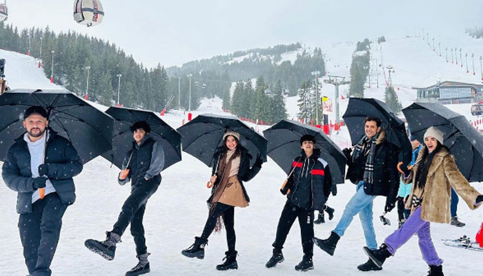 Hrithik Roshan and Saba Azad are on a vacation at a secret location