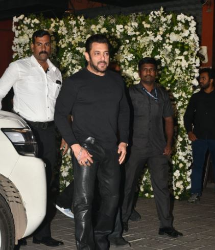 Salman Khans 57th Birthday: Shah Rukh Khan and others attend his birthday bash