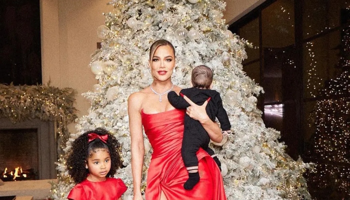 Khloé Kardashian memberikan pandangan sekilas pada bayi laki-laki dalam foto Natal bersama putri True