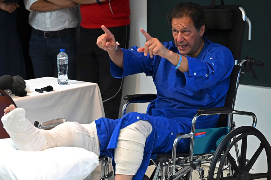 سابق وزیراعظم عمران خان 3 نومبر کو گولی لگنے سے زخمی ہونے کا علاج کرانے کے بعد لاہور کے ایک ہسپتال میں میڈیا سے خطاب کر رہے ہیں۔ - اے ایف پی