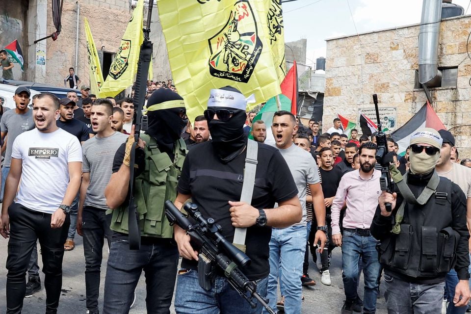 14 ستمبر 2022 کو مغربی کنارے کے جنین کے قریب کفر دان گاؤں میں فلسطینی بندوق برداروں اور اسرائیلی فوج کے درمیان تصادم کے بعد فلسطینی آزادی پسند جنگجو ایک احتجاج میں حصہ لے رہے ہیں۔— رائٹرز