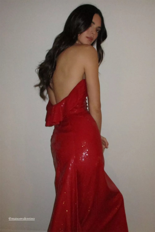 Kendall Jenner looks drop dead gorgeous in red ensemble on Christmas