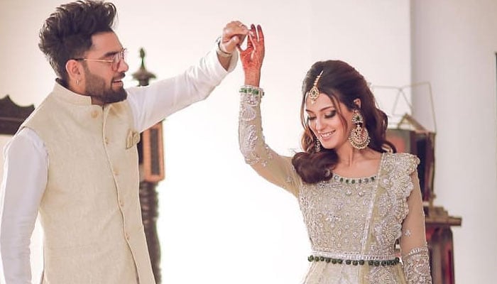 Iqra Aziz, Yasir Hussain saling mendedikasikan postingan di tengah ulang tahun pernikahan