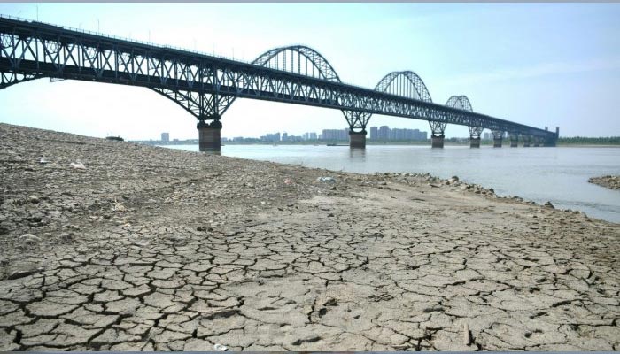 چین کے وسطی جیانگ شی صوبے میں جیوجیانگ میں دریائے یانگسی کے ساتھ خشک دریا کے بستر کا ایک حصہ نظر آتا ہے۔  - اے ایف پی