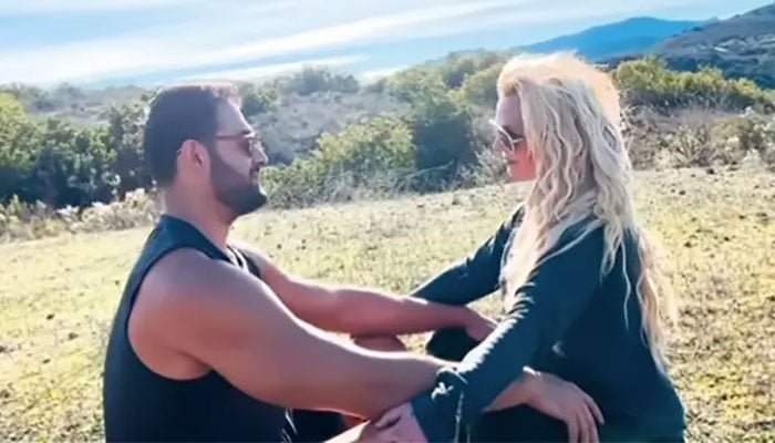 Britney Spears fans accuse Sam Asghari of faking the popstar in Christmas snap