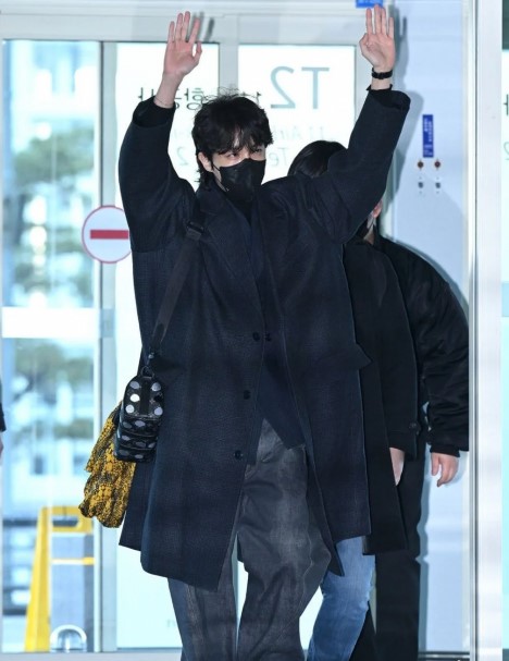 BTS' j-hope rocks low-rise airport fashion on his way to the 2022