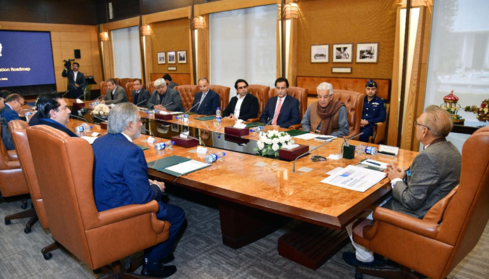 President Arif Alvi (right) chairs a meeting on energy conservation at the Aiwan-e-Sadar in Islamabad on December 29, 2022. — Presidents Secretariat