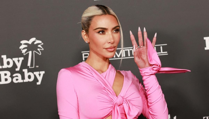 Kim Kardashian subtly denies Christmas family snap photoshop claims - Geo News