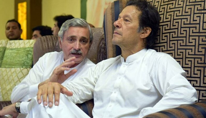 اس فائل فوٹو میں جہانگیر ترین کو سابق وزیراعظم عمران خان سے گفتگو کرتے دکھایا گیا ہے۔  - پی ٹی آئی/فائل