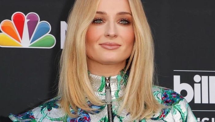 Sophie Turner membagikan foto-foto yang tak terlihat saat dia mengingat kembali tahun 2022: ‘Tahun yang luar biasa, teman-teman’