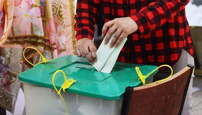ووٹ ڈالتے ہوئے ایک آدمی کی نمائندگی کی تصویر۔  — اے ایف پی/فائل