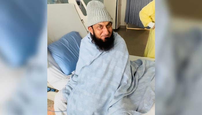 Maulana Tariq Jameel poses for a photograph a day after suffering from a heart attack in Canada. — Twitter/@TariqJamilOFCL